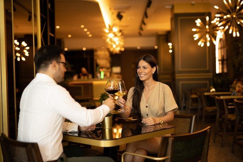 Hotel Pupin Novi Sad Ngoại thất bức ảnh A couple dining at a restaurant