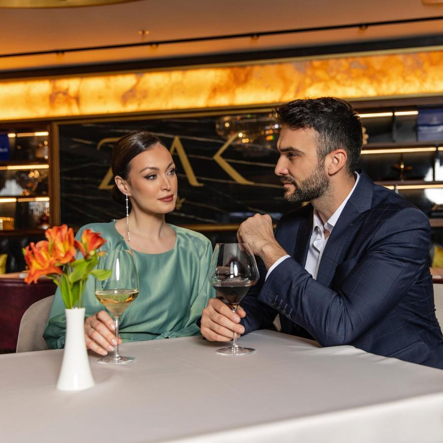Hotel Pupin Novi Sad Ngoại thất bức ảnh A couple at a restaurant
