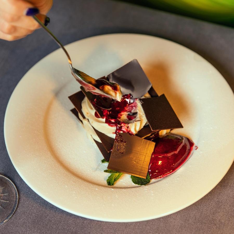 Hotel Pupin Novi Sad Ngoại thất bức ảnh A chocolate dessert