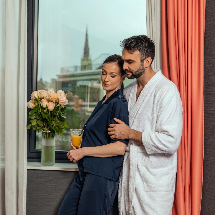 Hotel Pupin Novi Sad Ngoại thất bức ảnh A couple in a relationship