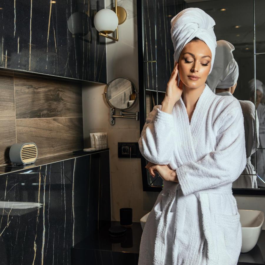 Hotel Pupin Novi Sad Ngoại thất bức ảnh A woman wearing a bathrobe