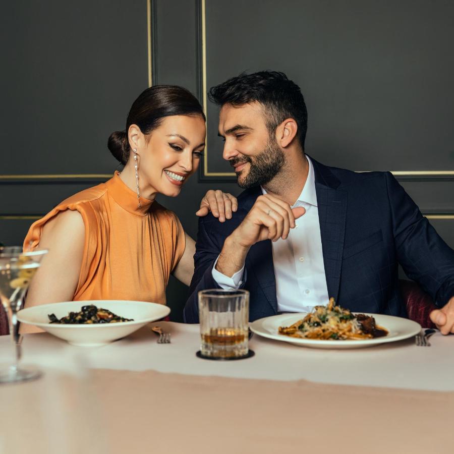 Hotel Pupin Novi Sad Ngoại thất bức ảnh A couple dining together